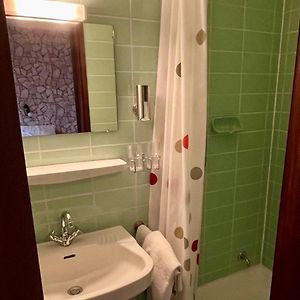 Zimmer mit zwei Einzelbetten